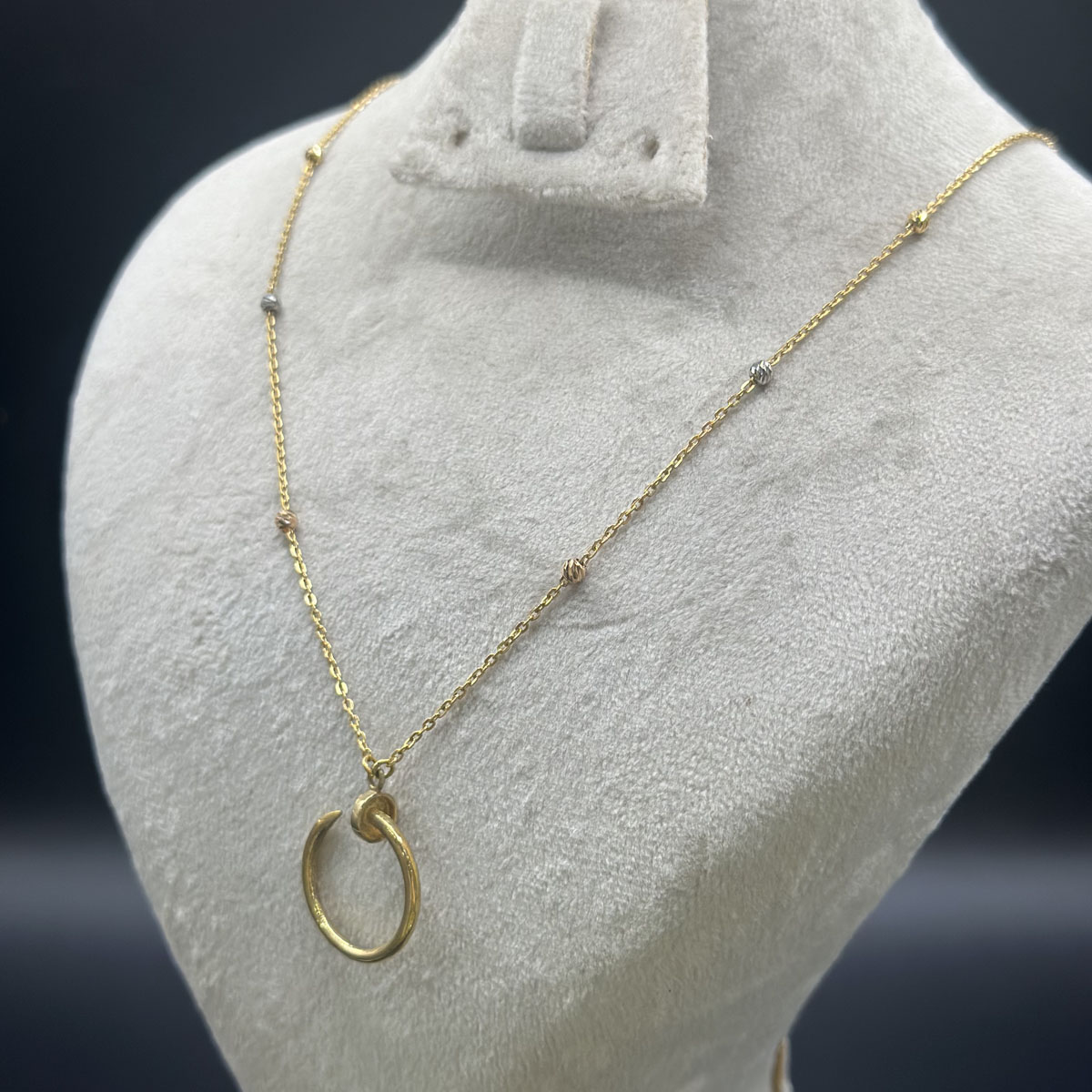 Collier en Or 18K – Design Clou Épuré et Moderne – Image 3