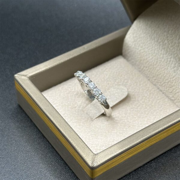 Bague en diamant – Lumière subtile – Image 3