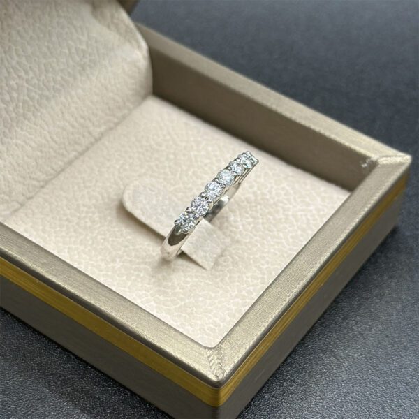 Bague en diamant – Lumière subtile – Image 2