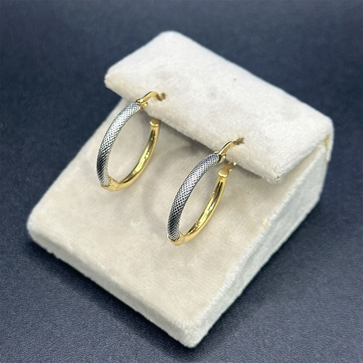 Boucles d'oreilles en Or 18K – Design Barre Élégante – Image 3