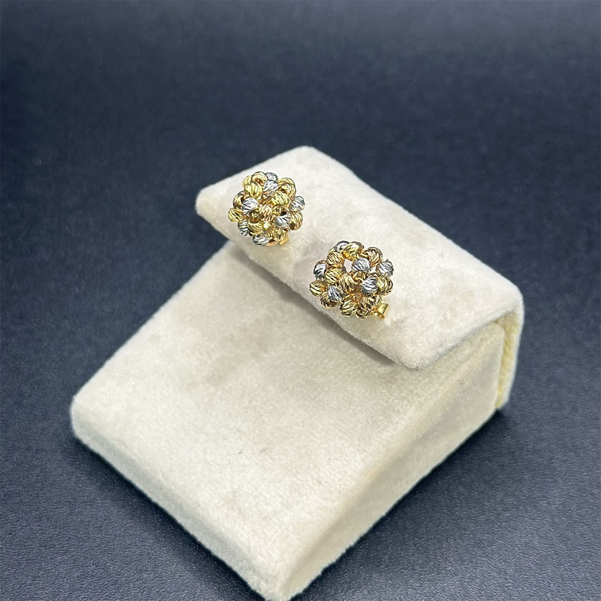 Boucles d'oreilles en Or 18K – Design Torsadé Moderne – Image 3