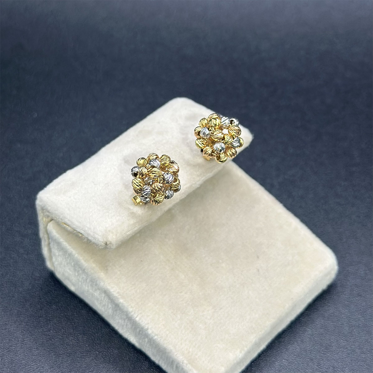 Boucles d'oreilles en Or 18K – Design Torsadé Moderne – Image 2